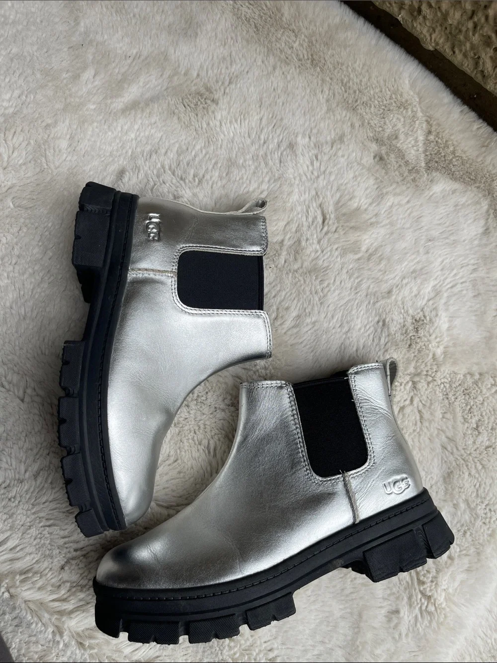 UGG Ashton Shine Girls  Metallic Silver Chelsea Boots  Size 4